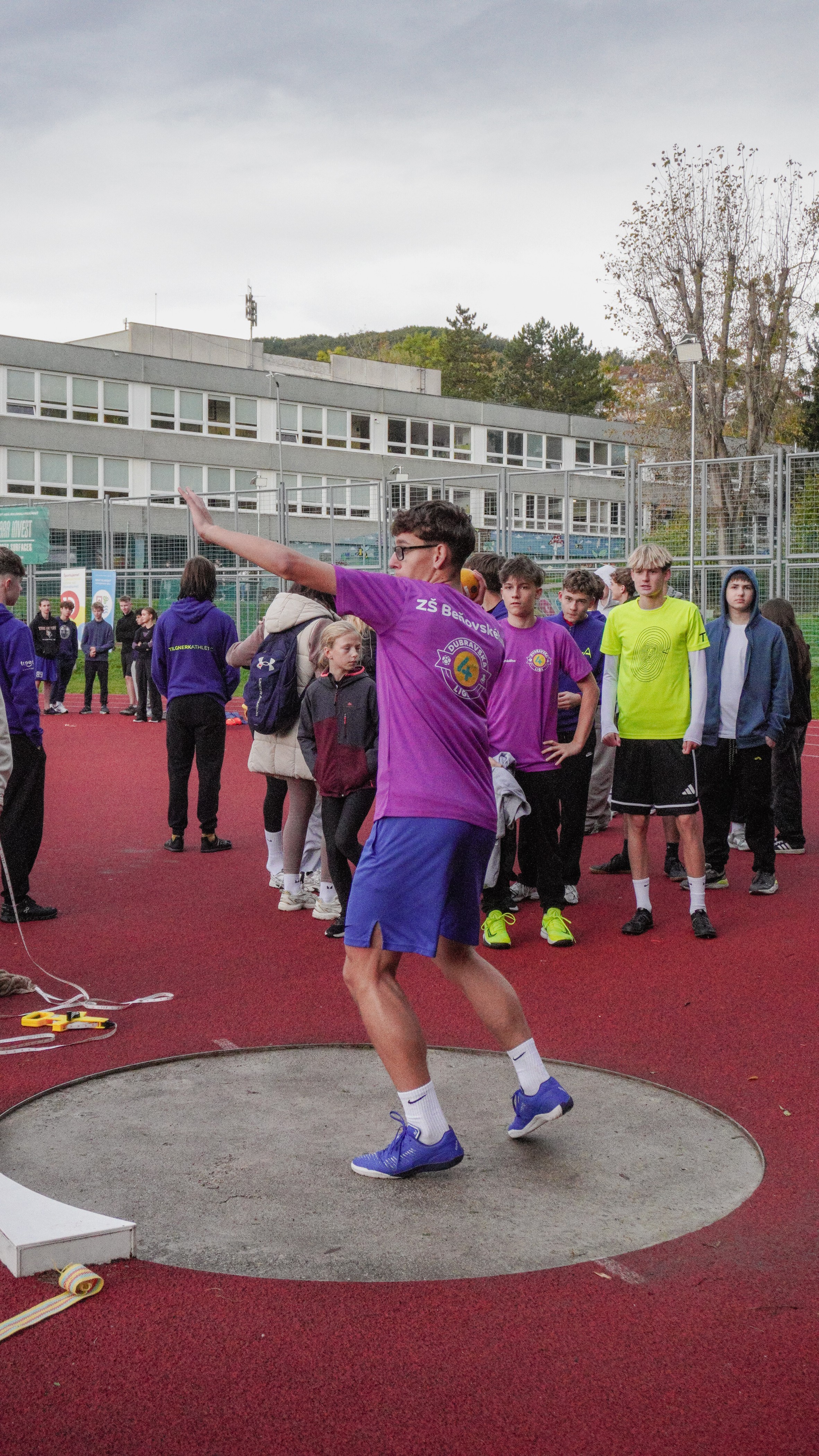 Žiak ZŠ Beňovského hádže guľou