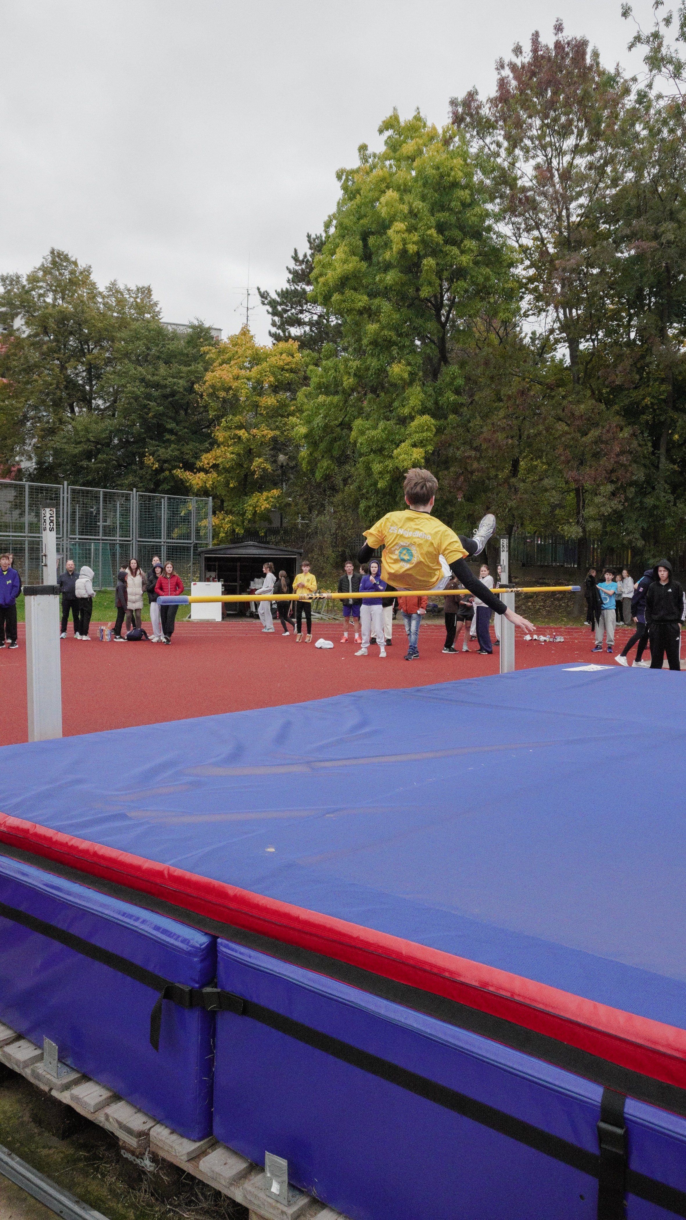 Žiačka ZŠ Nejedlého skáče cez tyč