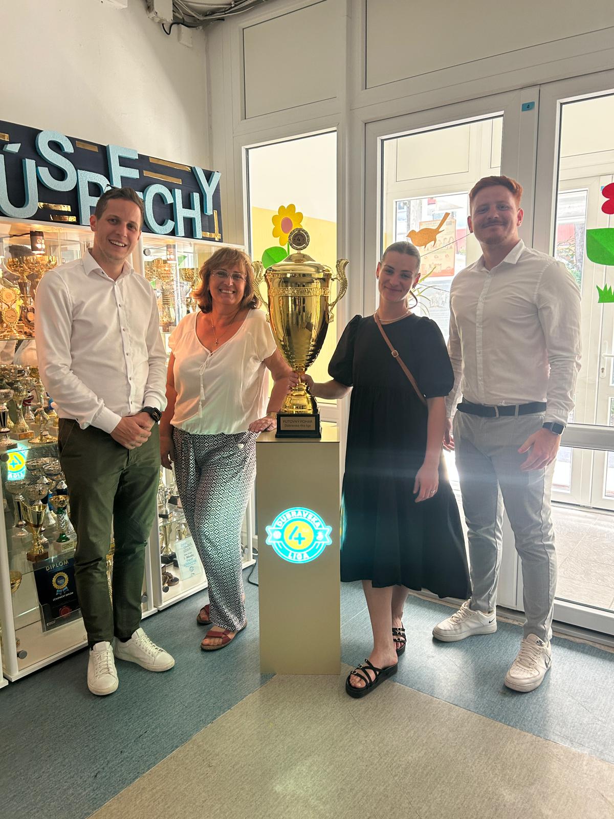 Víťaz 2. ročníka Dúbravskej 4ka Ligy ZŠ Sokolíkova spolu s putovným pohárom.